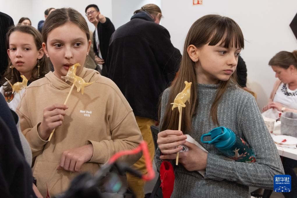 1月17日，在匈牙利布達(dá)佩斯，孩子們在“指尖上的非遺——中國文化體驗(yàn)日”為主題的2025“歡樂春節(jié)”活動(dòng)上手舉糖人。新華社發(fā)（弗爾季·奧蒂洛攝）