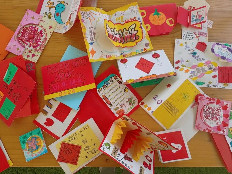 迪拜中國學(xué)校學(xué)生為杭州小朋友制作的新春賀卡。主辦方供圖