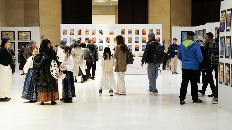 嘉賓現(xiàn)場(chǎng)參觀國際畫展。主辦方供圖