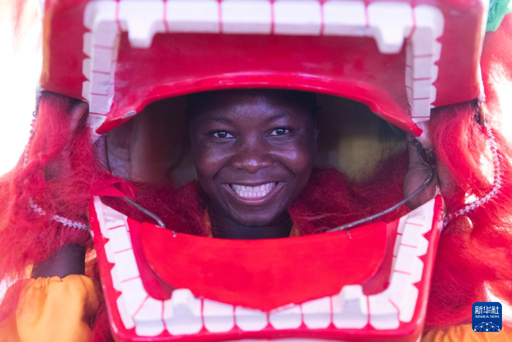 1月19日，在贊比亞首都盧薩卡舉行的春節(jié)廟會活動上，一名贊比亞武術(shù)協(xié)會成員準(zhǔn)備表演舞獅。新華社記者 彭立軍 攝