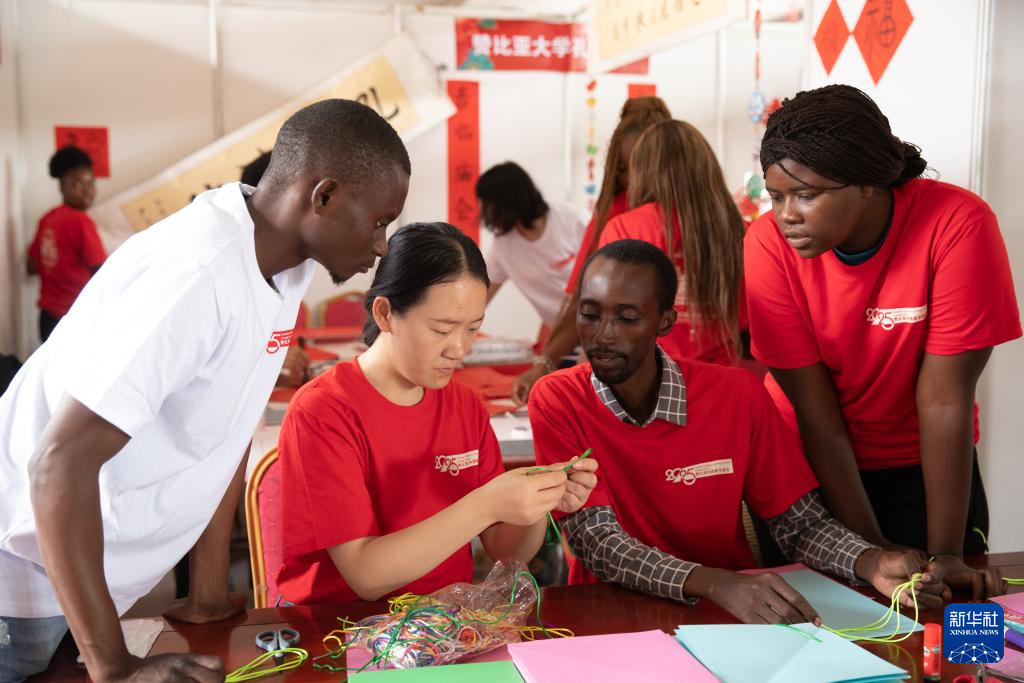 1月19日，在贊比亞首都盧薩卡舉行的春節(jié)廟會活動上，贊比亞大學孔子學院的師生編制中國結。新華社記者 彭立軍 攝