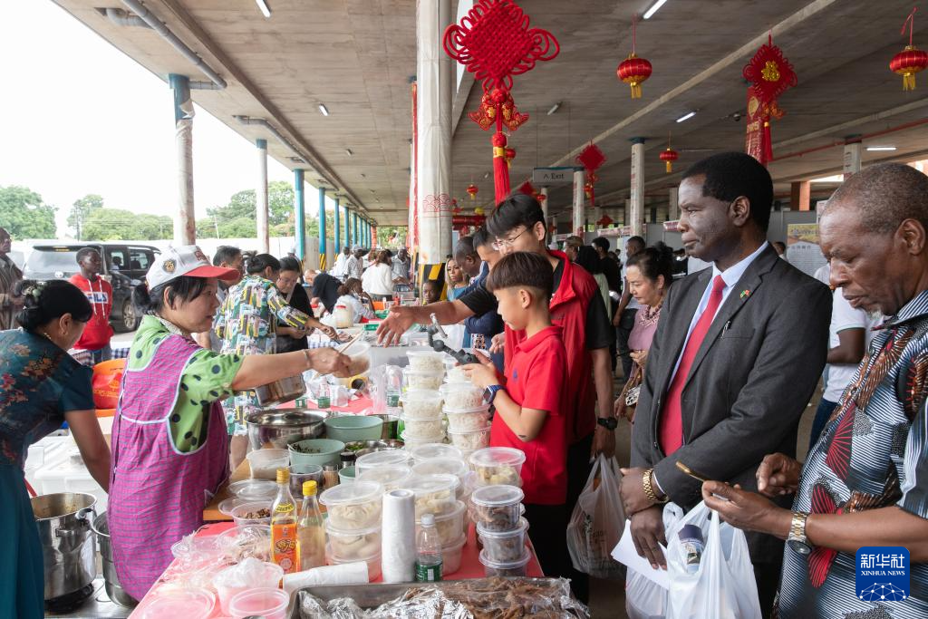 1月19日，人們在贊比亞首都盧薩卡舉行的春節(jié)廟會活動上購買美食。新華社記者 彭立軍 攝