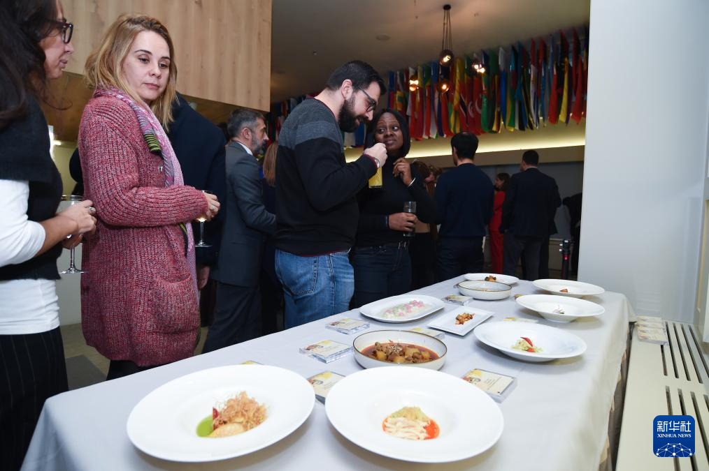 1月20日，在西班牙馬德里，人們?cè)凇啊愫?，中?guó)’重慶美食走進(jìn)聯(lián)合國(guó)旅游組織——‘渝味360碗’美食推介會(huì)”上品嘗美食。新華社發(fā)（古斯塔沃·巴連特?cái)z）