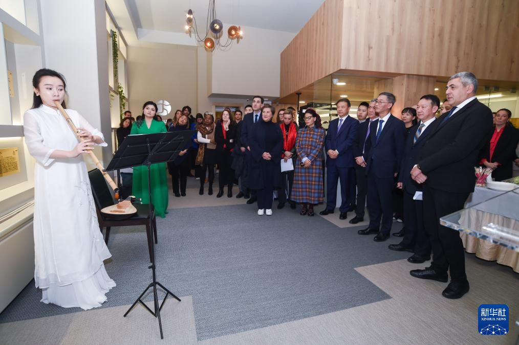 1月20日，在西班牙馬德里，重慶市歌劇院的藝術(shù)家在“‘你好，中國(guó)’重慶美食走進(jìn)聯(lián)合國(guó)旅游組織——‘渝味360碗’美食推介會(huì)”上表演。新華社發(fā)（古斯塔沃·巴連特?cái)z）