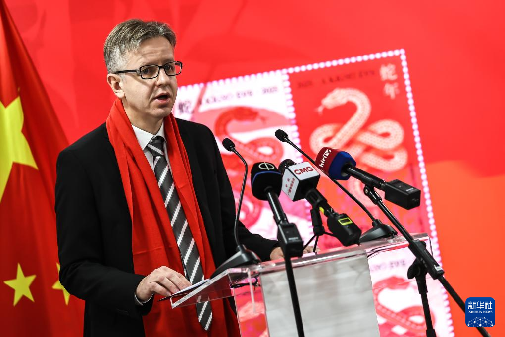 1月21日，匈牙利國家經(jīng)濟部副國務(wù)秘書朗·蓋佐在布達佩斯舉行的中國農(nóng)歷蛇年生肖郵票發(fā)行儀式上致辭。新華社發(fā)（鮑洛格·達維德攝）