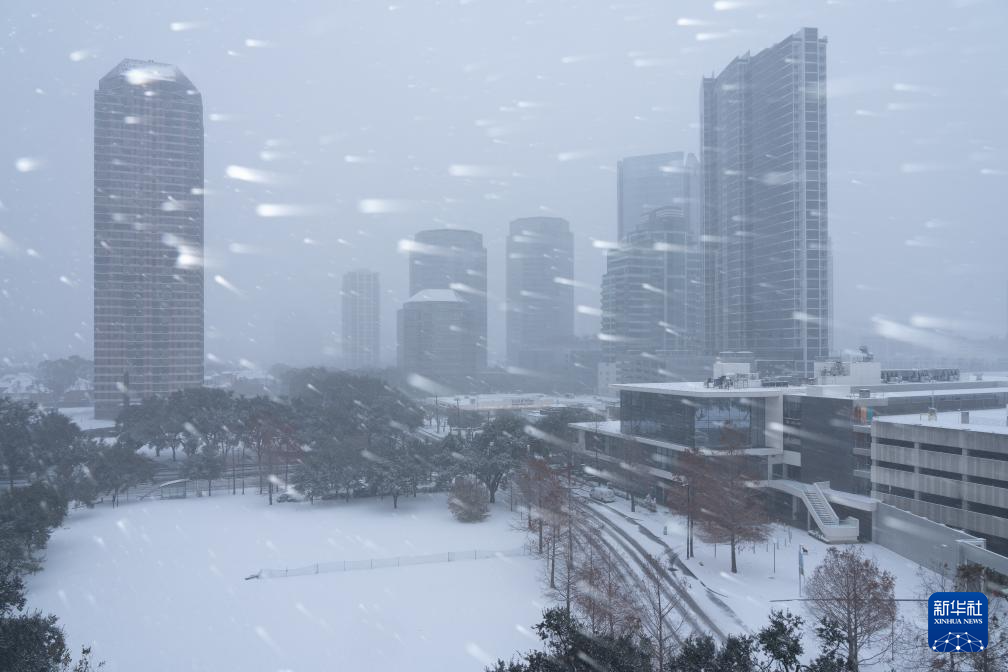 這是1月21日拍攝的冬季風(fēng)暴中的美國(guó)休斯敦市區(qū)。新華社發(fā)（陳晨攝）