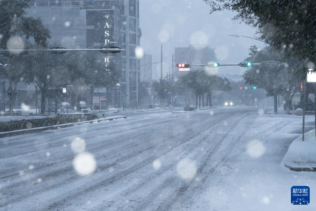 這是1月21日拍攝的冬季風(fēng)暴中的美國休斯敦街道。新華社發(fā)（陳晨攝）