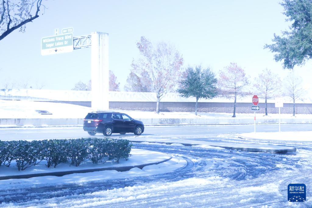 1月21日，在美國休斯敦，車輛在雪地上行駛。新華社記者 徐劍梅 攝