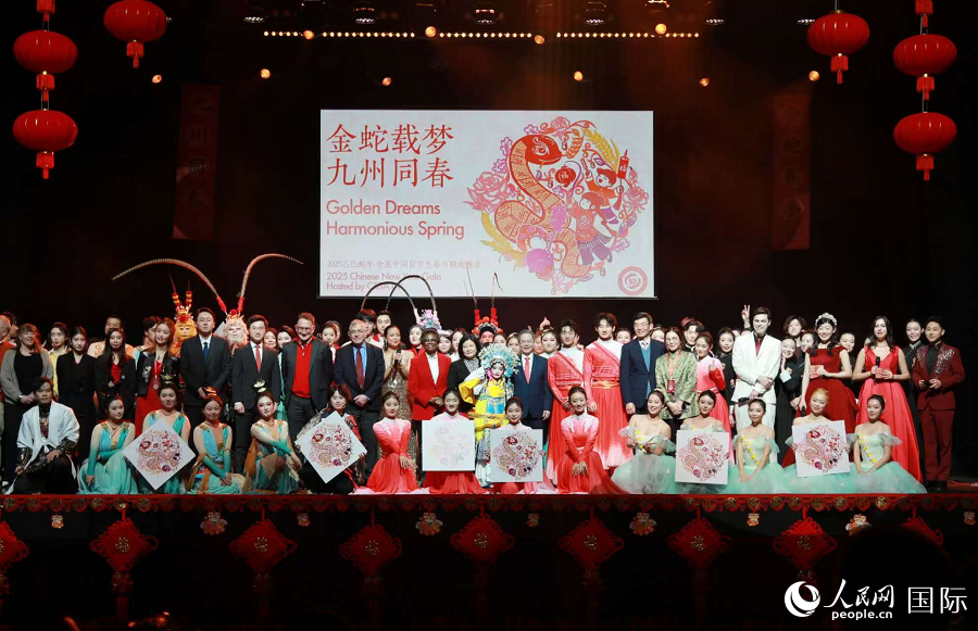 2025年全英中國(guó)留學(xué)生春節(jié)聯(lián)歡晚會(huì)演職人員和嘉賓合影。楊浩鵬攝