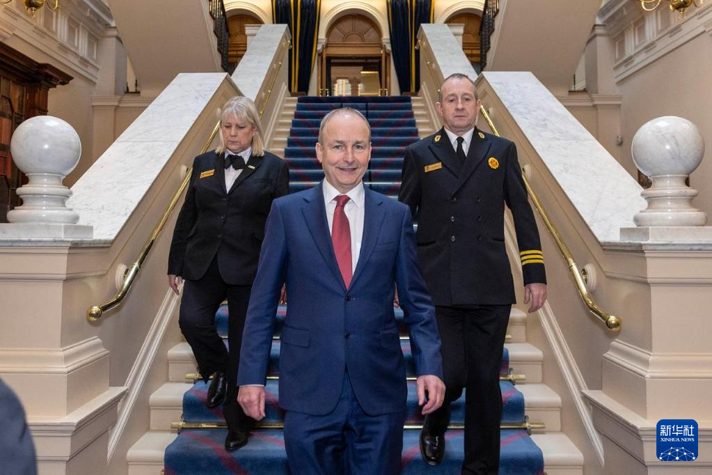 1月23日，在愛爾蘭都柏林，米歇爾·馬?。ㄇ埃╇x開議會。新華社發(fā)（愛爾蘭議會供圖）