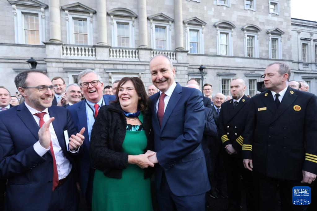 1月23日，在愛爾蘭都柏林，米歇爾·馬丁（中右）與妻子在議會外接受祝賀。新華社發(fā)（愛爾蘭議會供圖）