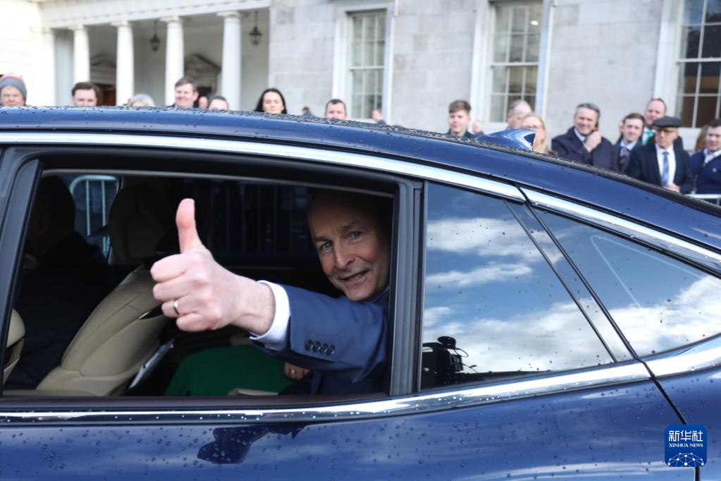 1月23日，在愛(ài)爾蘭都柏林，米歇爾·馬丁乘車(chē)離開(kāi)議會(huì)。新華社發(fā)（愛(ài)爾蘭議會(huì)供圖）