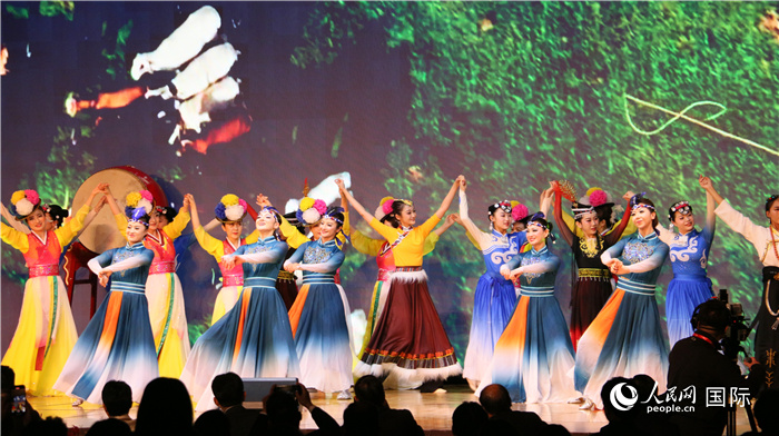 舞蹈《五十六個民族一家親》。人民網(wǎng) 許可攝