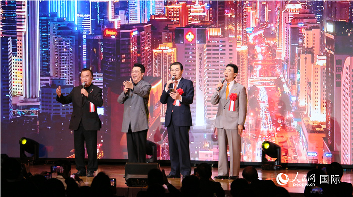 吳江浩大使、郁鈞劍、王家馴會長和晚會總導演程波共同登臺合唱《說句心里話》。人民網(wǎng) 許可攝