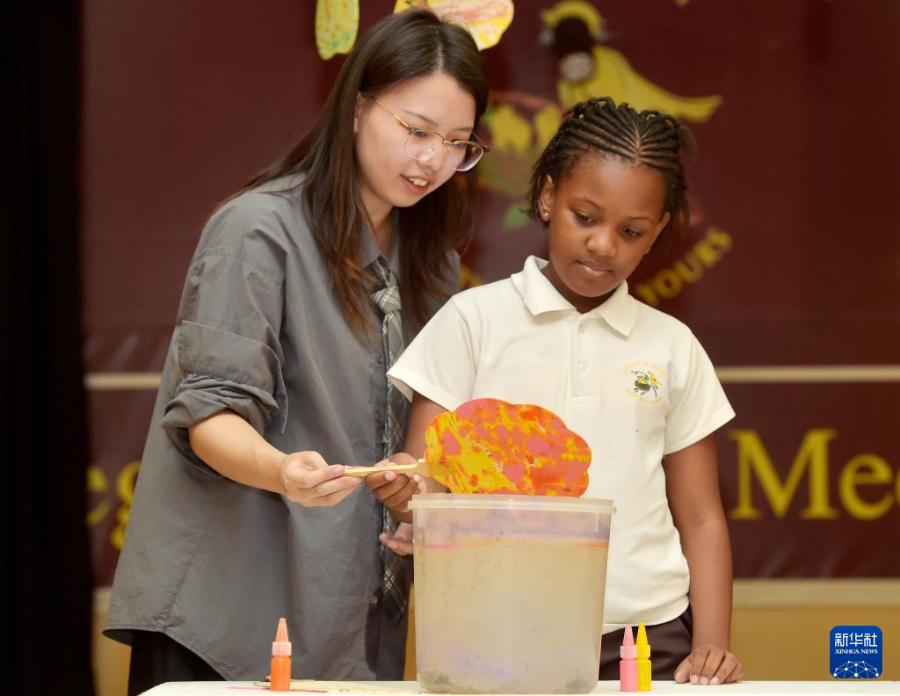 1月29日，在博茨瓦納首都哈博羅內(nèi)的麗海國際小學(xué)，當(dāng)?shù)貙W(xué)生體驗(yàn)制作中國漆扇。新華社發(fā)（策基索·特巴洛攝）