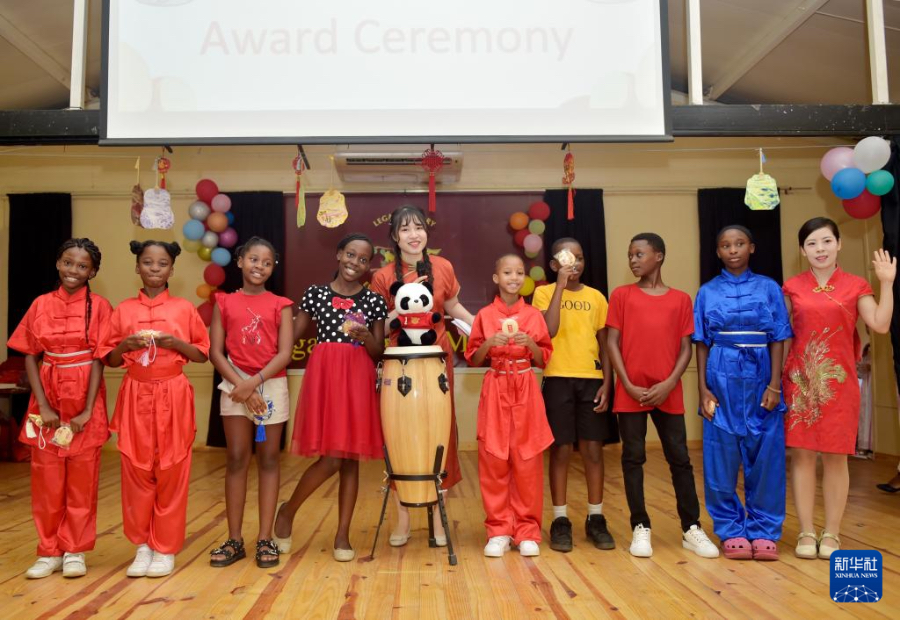 1月29日，在博茨瓦納首都哈博羅內(nèi)的麗海國(guó)際小學(xué)，參加游戲的當(dāng)?shù)貙W(xué)生和博茨瓦納大學(xué)孔子學(xué)院的老師合影。新華社發(fā)（策基索·特巴洛攝）