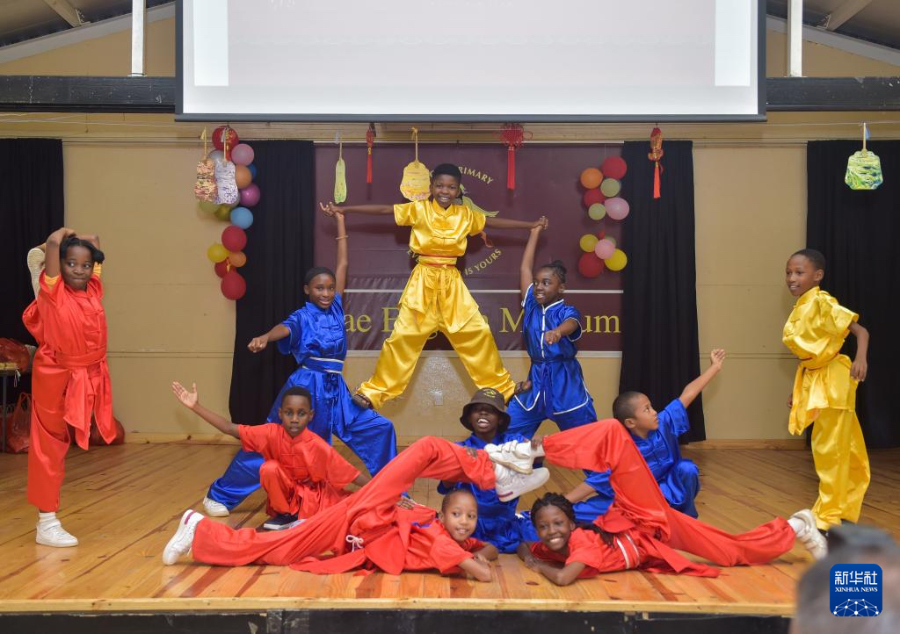 1月29日，在博茨瓦納首都哈博羅內(nèi)的麗海國際小學，當?shù)貙W生表演中國功夫。新華社發(fā)（策基索·特巴洛攝）