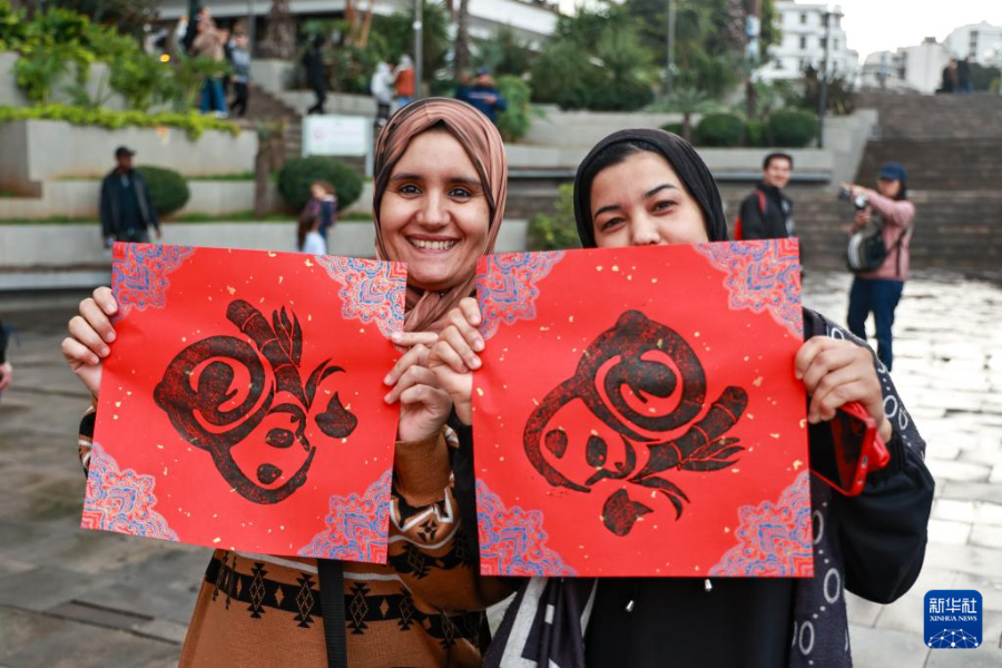 1月17日，在摩洛哥卡薩布蘭卡的“中國(guó)廟會(huì)”活動(dòng)現(xiàn)場(chǎng)，摩洛哥民眾展示印有中國(guó)農(nóng)歷蛇年主題圖案的木版水印作品。新華社記者 霍晶 攝