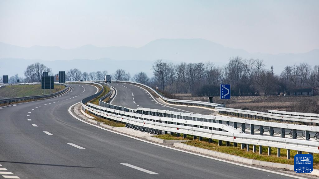 這是2月1日拍攝的塞爾維亞瓦列沃快速路。新華社發(fā)（王韡 攝）