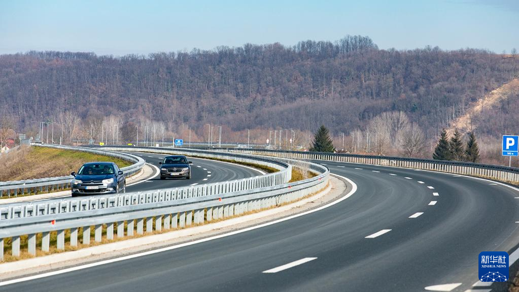 這是2月1日拍攝的塞爾維亞瓦列沃快速路。新華社發(fā)（王韡 攝）
