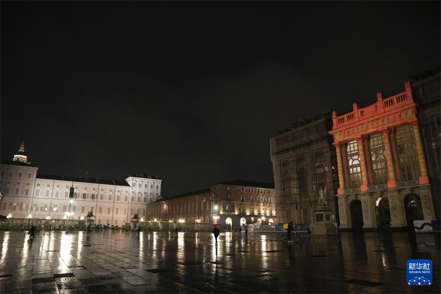 這是1月31日在意大利都靈拍攝的被春聯(lián)燈光點亮的夫人宮（右）。新華社記者 李京 攝