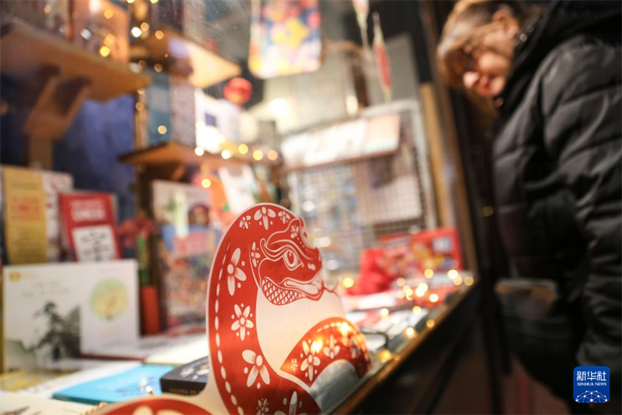 1月31日，在意大利都靈波街，一家書店在櫥窗張貼蛇年裝飾。新華社記者 李京 攝