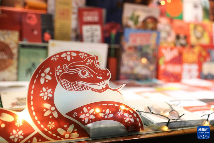 1月31日，在意大利都靈波街，一家書店在櫥窗張貼蛇年裝飾。新華社記者 李京 攝