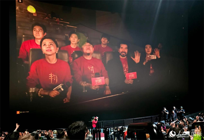 在上海的主創(chuàng)團隊與倫敦現(xiàn)場觀眾連線互動。人民網(wǎng) 楊浩鵬攝