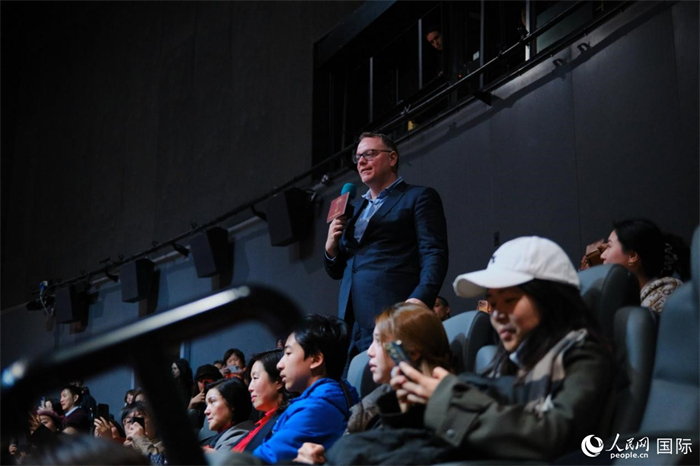 首映禮現(xiàn)場英國觀眾發(fā)言。人民網(wǎng) 楊浩鵬攝