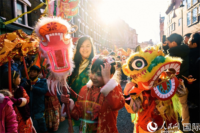 新春花車游行隊伍中，小朋友們開心慶新春。楊浩鵬攝