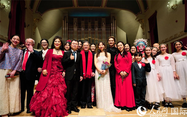 中國駐英國大使鄭澤光同“春序新聲”音樂會演職人員合影。楊浩鵬攝