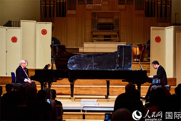 英國皇家音樂學(xué)院教授朱利安-雅格布森和旅英鋼琴家李勁峰演奏《黃河鋼琴協(xié)奏曲》。楊浩鵬攝