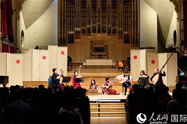 英國中樂團(tuán)和倫敦魯特琴樂團(tuán)演奏《絲綢之韻》。楊浩鵬攝