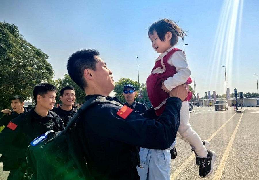 中國特警隊(duì)員與一位華人小朋友互動(dòng)。郝建武攝