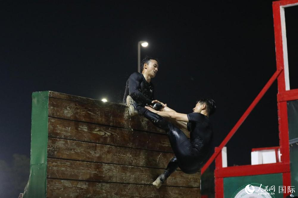 中國特警隊員在比賽中翻越障礙。人民網(wǎng)記者 任皓宇攝