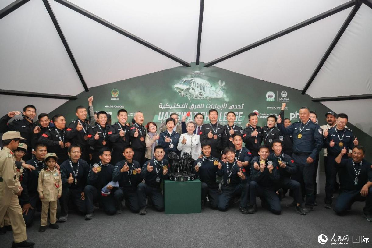 各界民眾與中國特警隊員合影。人民網(wǎng)記者 任皓宇攝