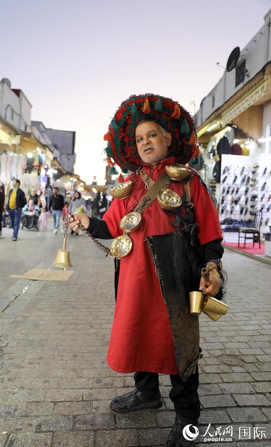 老城街頭賣水人。人民網(wǎng)舒艾卜·布拉達攝