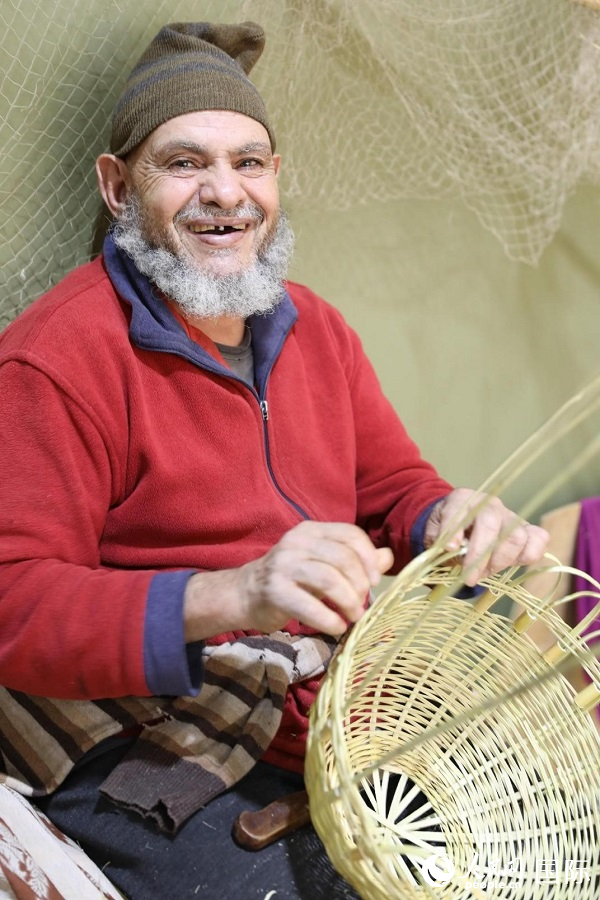 一名手工藝人在編制竹籃。人民網(wǎng)舒艾卜·布拉達(dá)攝