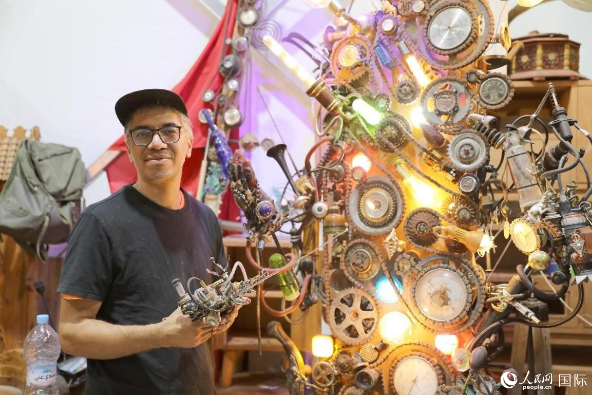 一名手工藝人展示自己的鐵藝作品。人民網(wǎng)舒艾卜·布拉達(dá)攝