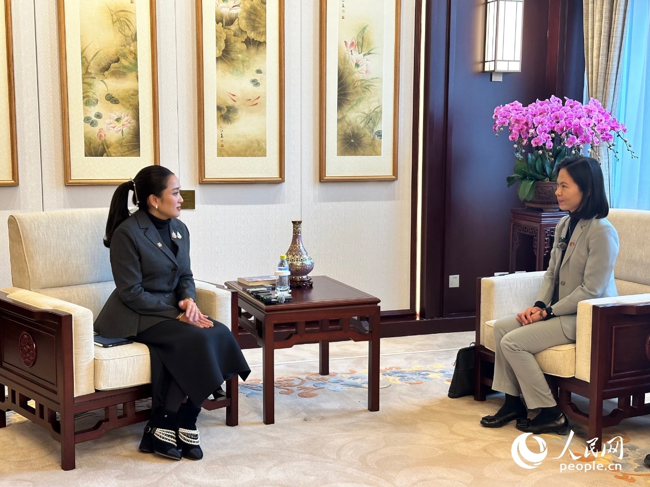 泰國總理佩通坦（左）接受人民網(wǎng)采訪。人民網(wǎng) 孫書宇攝