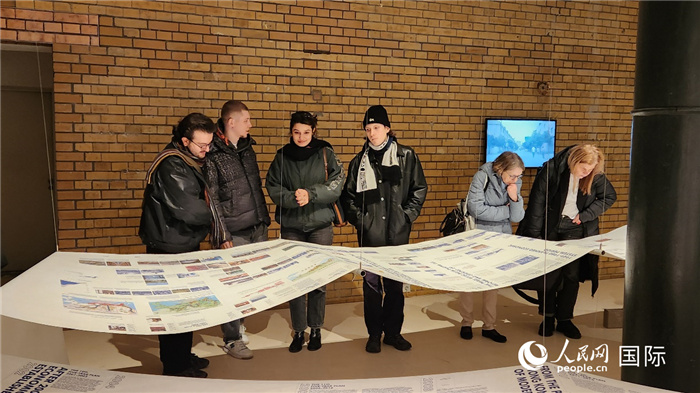 觀眾正在觀看深圳大學(xué)粵港澳大灣區(qū)創(chuàng)新設(shè)計實驗室的研究成果“水與城市化：深圳案例”。人民網(wǎng)記者 劉仲華攝