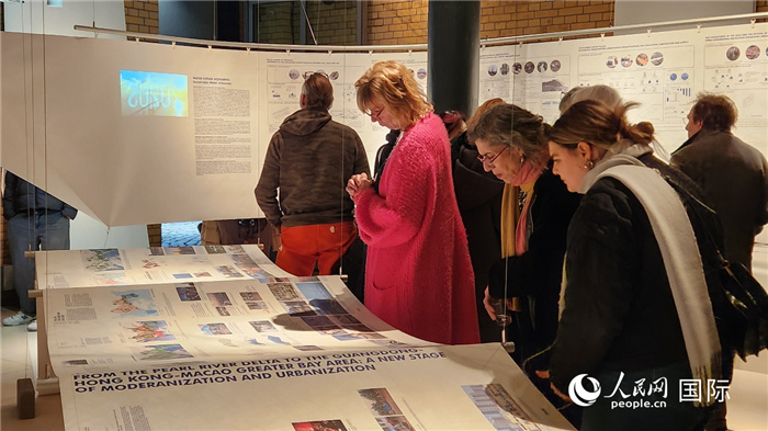 觀眾正在觀看深圳大學(xué)粵港澳大灣區(qū)創(chuàng)新設(shè)計實驗室的研究成果“水與城市化：深圳案例”。人民網(wǎng)記者 劉仲華攝