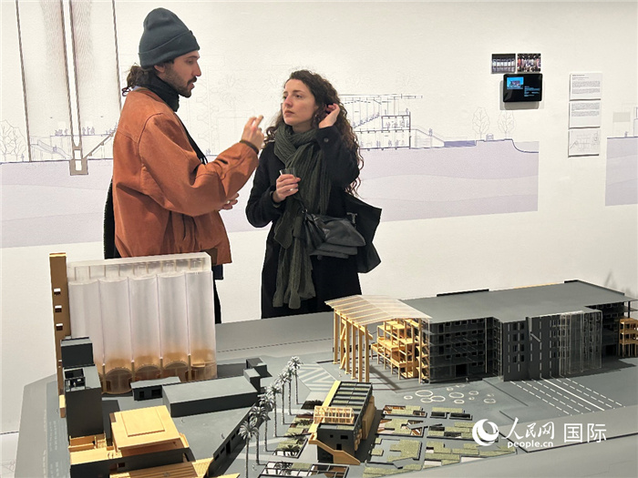 觀眾駐足大成面粉廠改造項目。人民網(wǎng)記者 徐馨攝