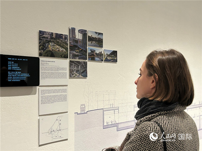 觀眾正在看展覽中的深圳荷水基地建筑項目。人民網(wǎng)記者 徐馨攝