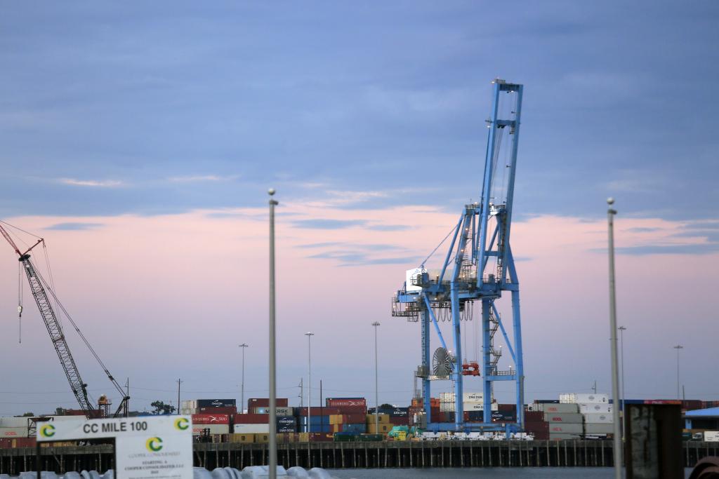 這是2024年10月1日在美國路易斯安那州新奧爾良市港口拍攝的起重機(jī)和集裝箱。新華社發(fā)（魏蘭攝）