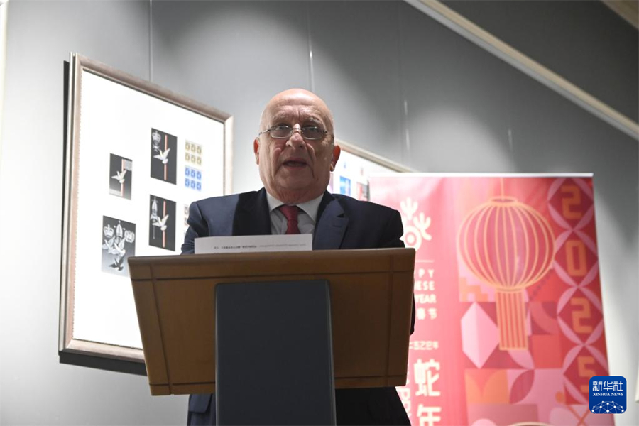 2月12日，在馬耳他瓦萊塔，馬耳他郵政總局董事會主席約瑟夫·賽義德在蛇年生肖郵票發(fā)行儀式上講話。新華社發(fā)（喬納森·博格攝）