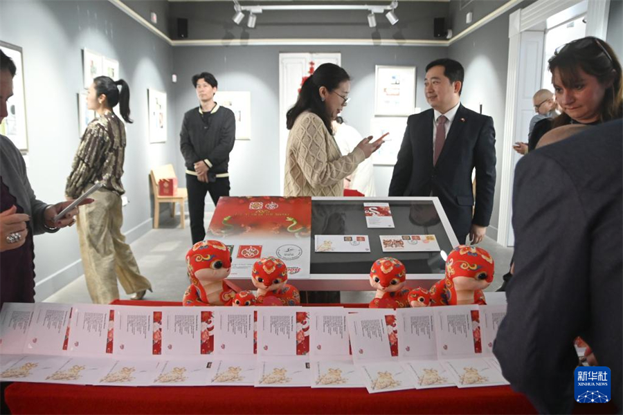 2月12日，在馬耳他瓦萊塔，人們參加蛇年生肖郵票發(fā)行儀式。新華社發(fā)（喬納森·博格攝）