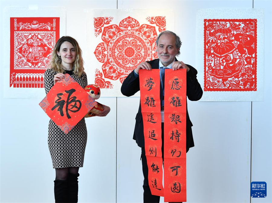 2月12日，在瑞士日內(nèi)瓦萬國宮，聯(lián)合國工作人員在迎新春慶?；顒由狭粲?。新華社記者 連漪 攝