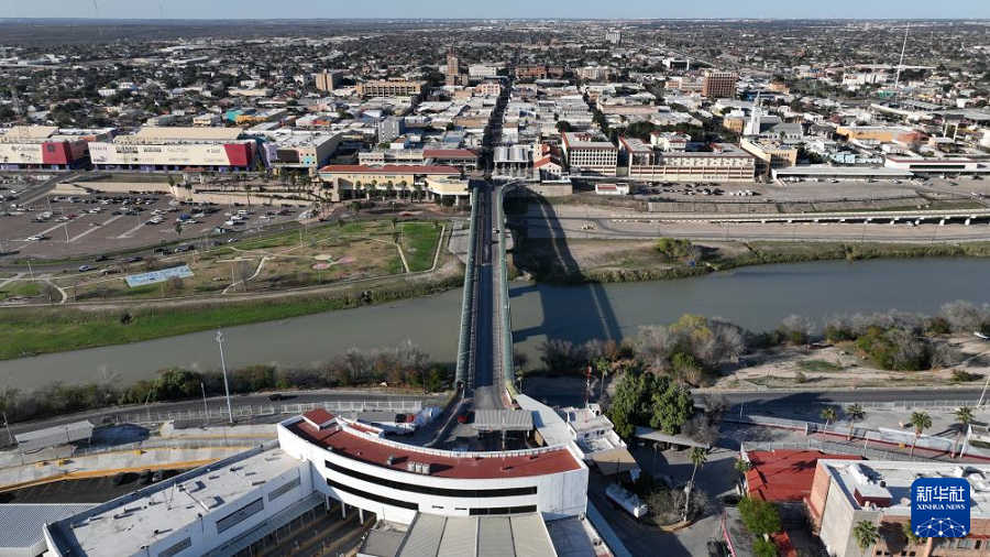 這是2月16日在墨西哥塔毛利帕斯州新拉雷多市拍攝的一處國際橋（無人機(jī)照片）。新華社記者 李夢(mèng)馨 攝