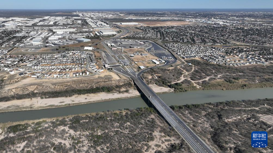 這是2月16日在墨西哥塔毛利帕斯州新拉雷多市拍攝的一處國(guó)際橋，畫(huà)面上方是美國(guó)（無(wú)人機(jī)照片）。新華社記者 李夢(mèng)馨 攝